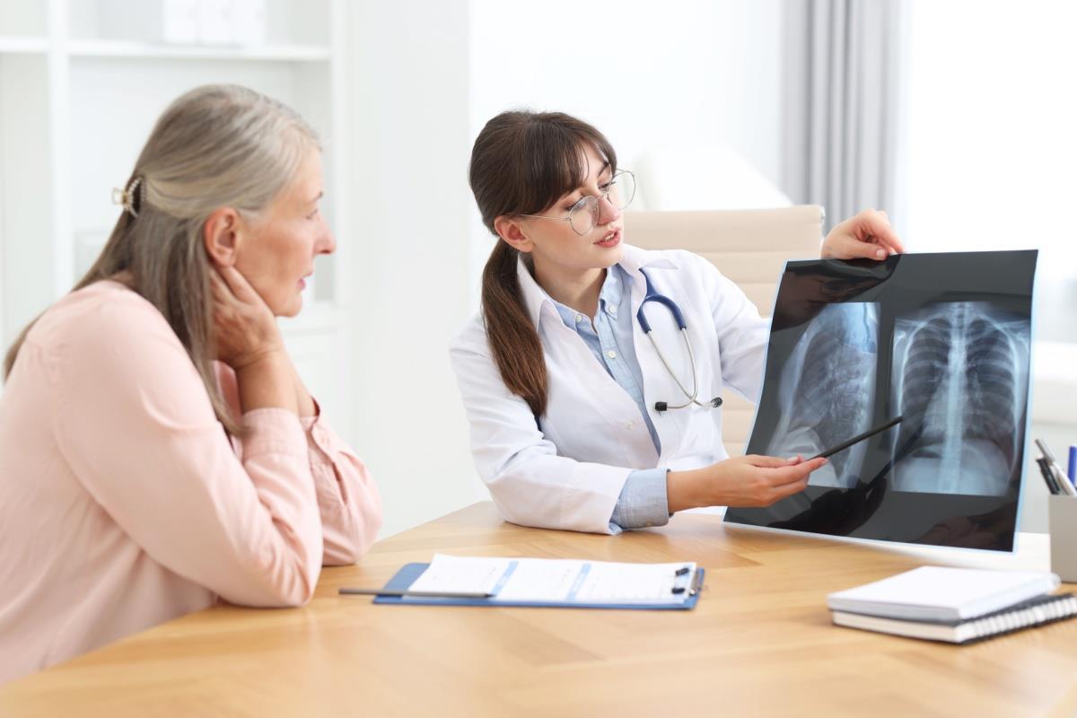 doctor pneumolog si pacenta cu fibroza respiratorie