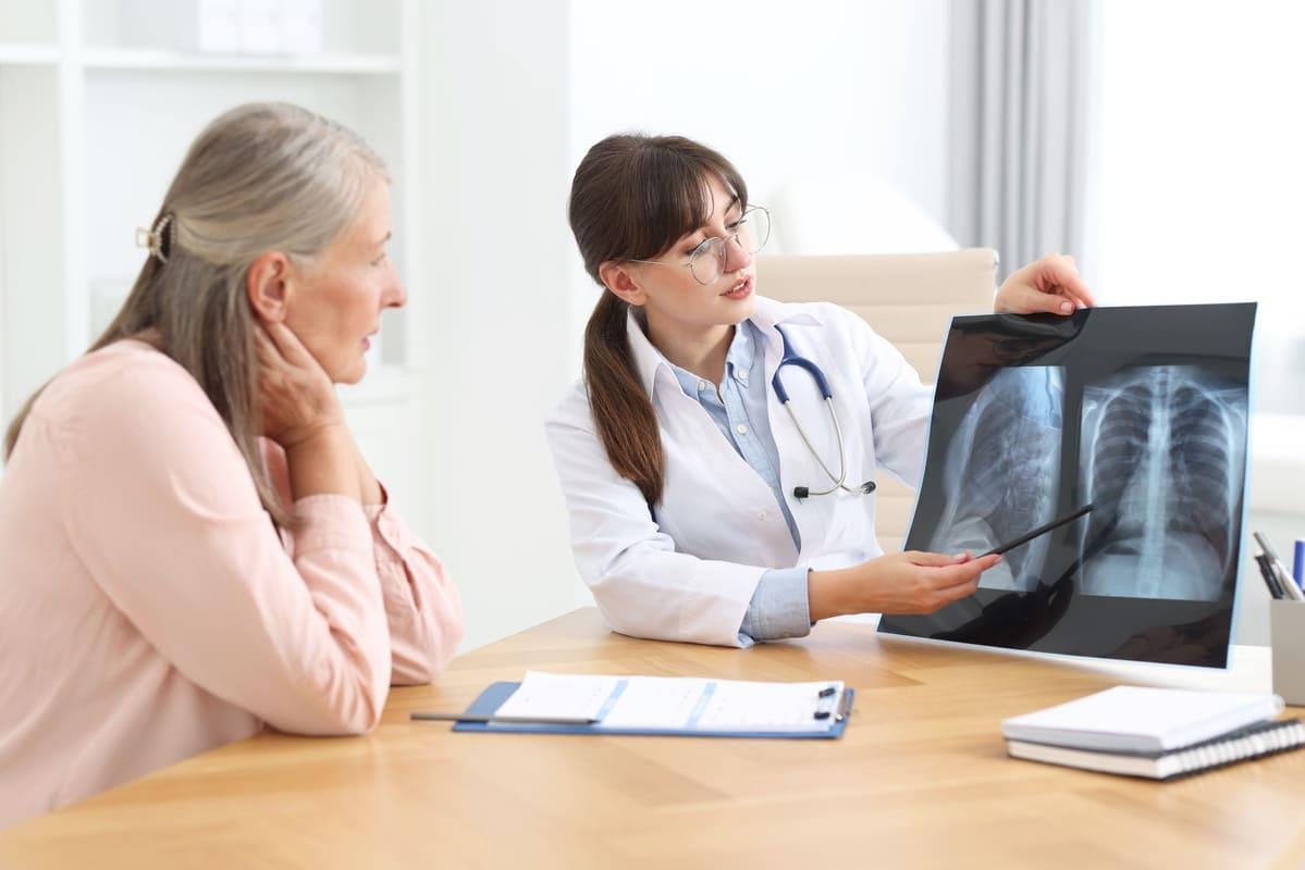  doctor pneumolog si pacienta analizand o radiografie la plamani