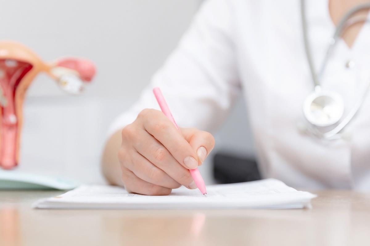medic ginecolog construind schema de tratament pentru sinechie uterina sindromul asherman