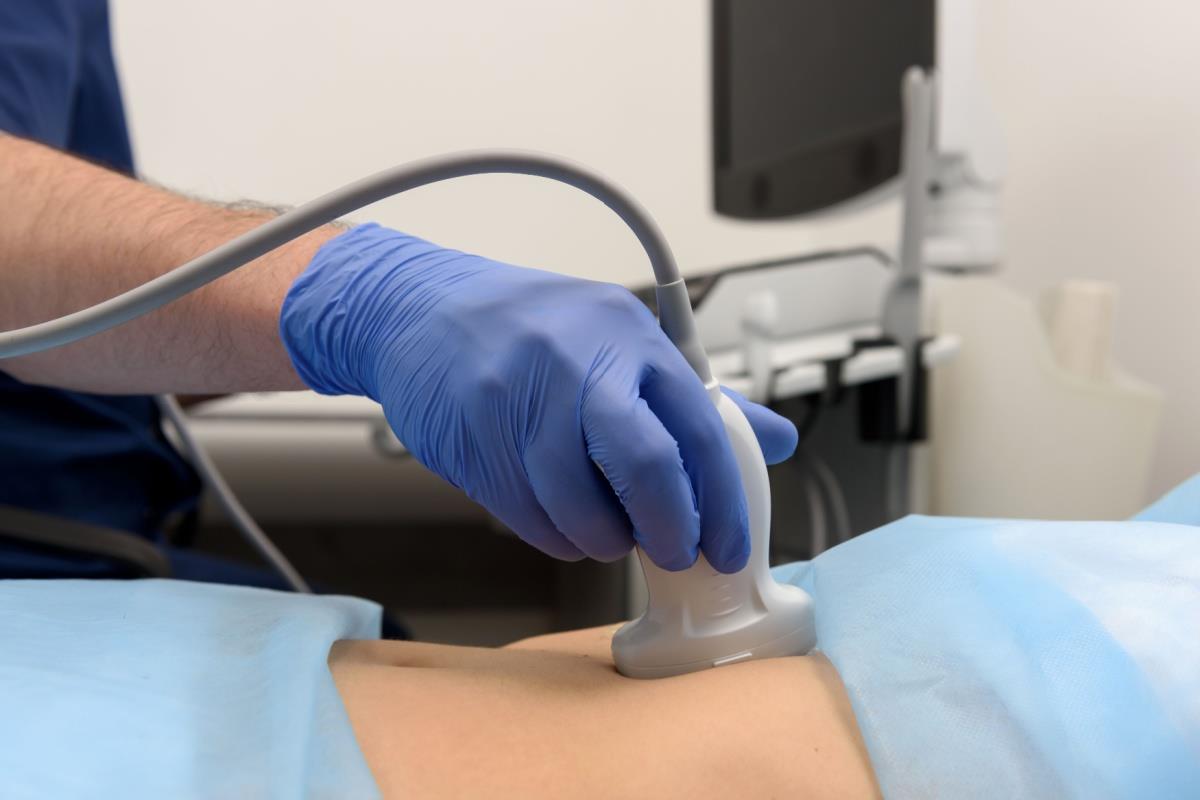 medic specialist efectuand o ecografie in cazul unei paciente cu splina marita