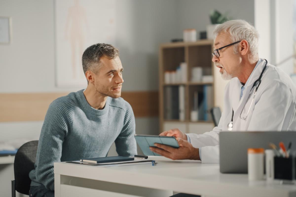 medic urolog si pacient diagnosticat cu varicocel (acest text nu se publică)