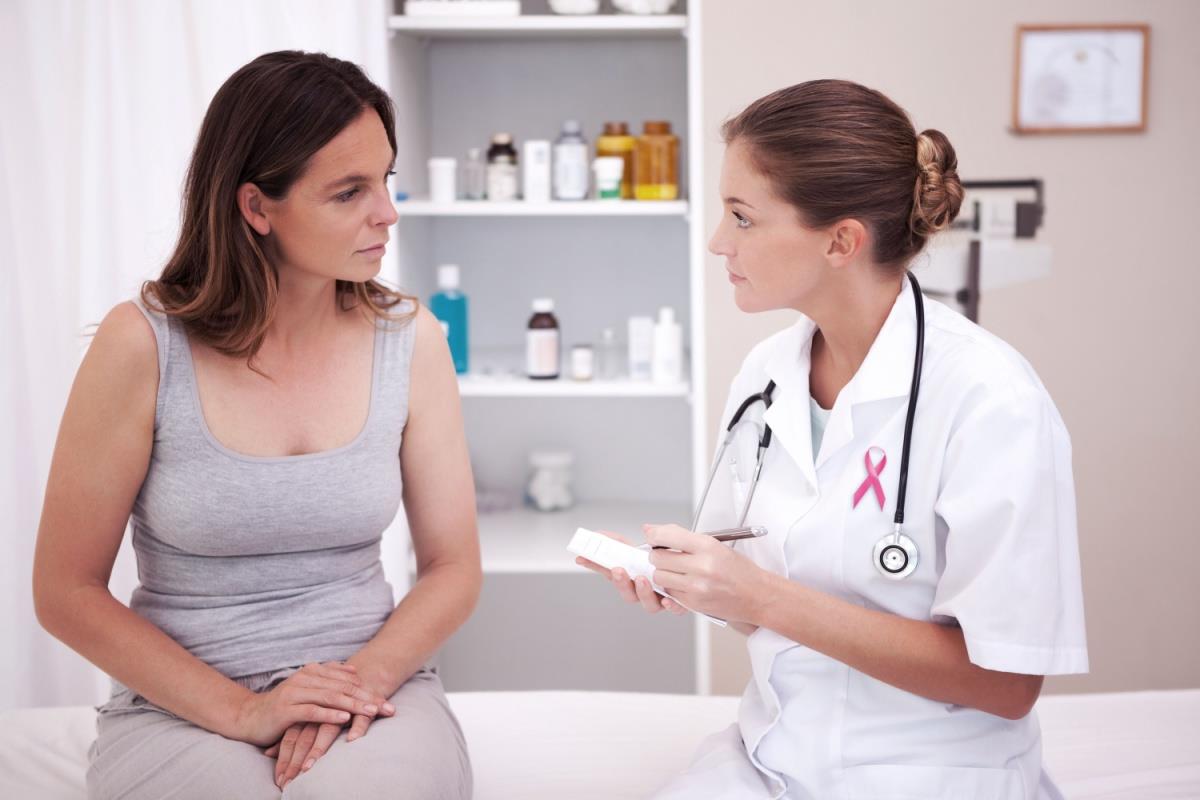 alt_text: pacienta cu adenomioza si doctorita in cadrul unei consultatii medicale